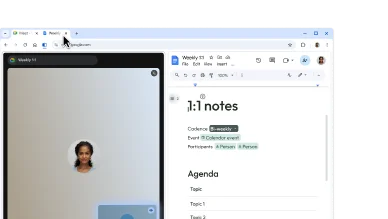 Un utilisateur crée une vue fractionnée en faisant glisser un onglet dans un autre. Ainsi, il peut facilement prendre des notes pendant un appel Google Meet.
